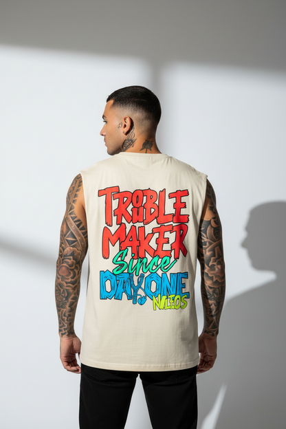 Troublemaker Sleeveless Oversized Tee mit Backprint – Farbe Sand