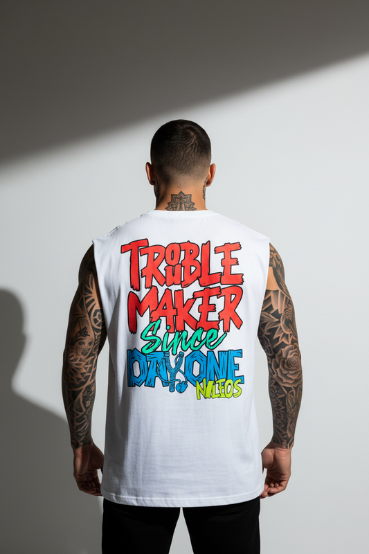 Troublemaker Sleeveless Oversized Tee mit Backprint – Farbe Weiß