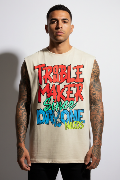 Troublemaker Sleeveless Oversized Tee mit Frontprint – Farbe Sand