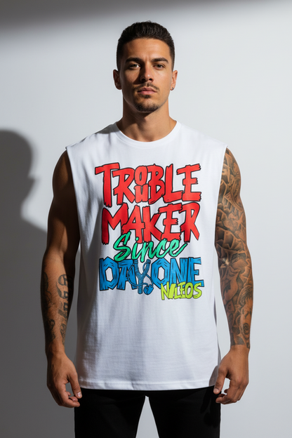 Troublemaker Sleeveless Oversized Tee mit Frontprint – Farbe Weiß